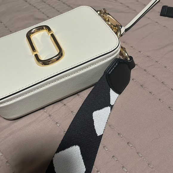 Marc Jacobs Cream Crossbody Bag with Gold Accents - Picture 14 of 16